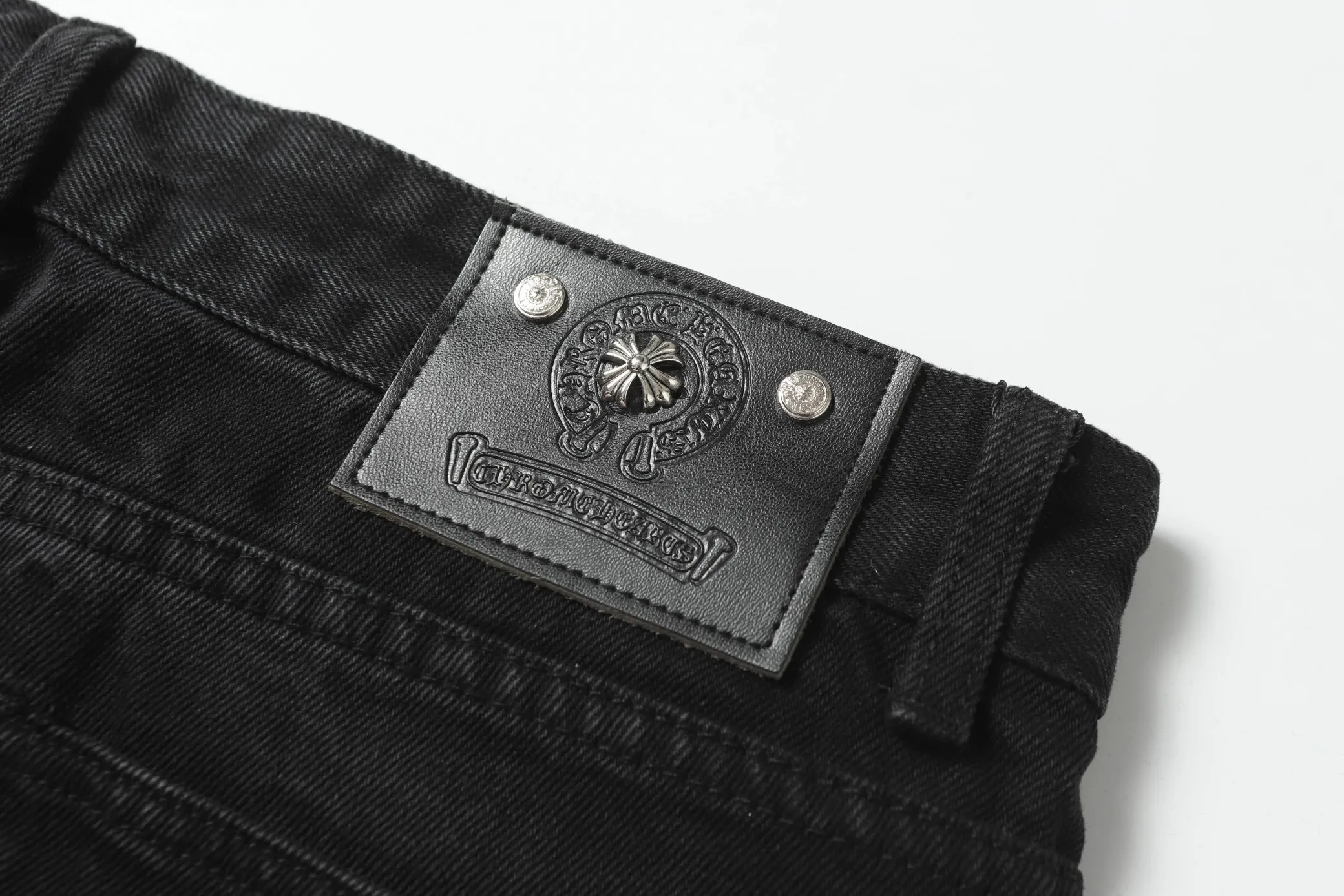 KE982 P230 The only correct leather label version on the market Chrome Hearts CH Miami limited yellow leather jeans Top ceiling quality 100% correct version The correct version is here!  Believe me this must be the best quality you will ever come across! ! Excellent value for money! !  Styles with different washes and textures are very friendly to people with thin legs and thick legs. The straight version is very flattering to the shape of the legs. The moderate length is timeless and easy to match. It is the basis of various styles and a must-have in the wardrobe! ! Add a little stacking to make the atmosphere easy to control. The fabric is stiff but the upper body is soft without losing texture. The sides and cuffs of some styles have a bone-wash effect. It’s really hard not to love it!  ✅Correctly customize the Croxin metal leather label on the back panel. It is definitely not sold directly with the cross on the finished jeans. 1:1 copying strives for excellence and the details are perfectly grasped. ✅The cross leather label is clear and smooth. Exquisite turning top craftsmanship. ✅Buttons, zippers and hardware are all customized versions of the Croxin LOGO. ✅High-cost washing process. Size: 28 30 32 34 36
